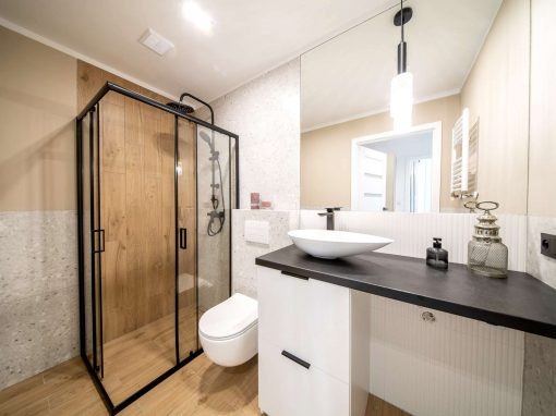 widok łazienki z prysznicem, muszlą i umywalką, duże lustro